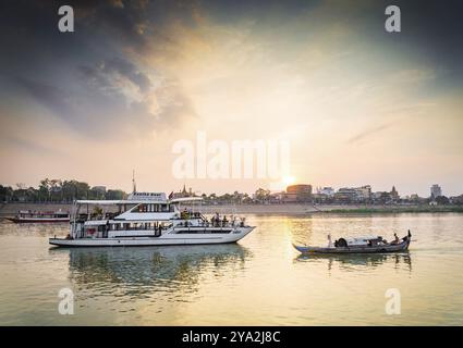 Touristenboot bei Sonnenuntergang auf phnom penh kambodscha Fluss Stockfoto