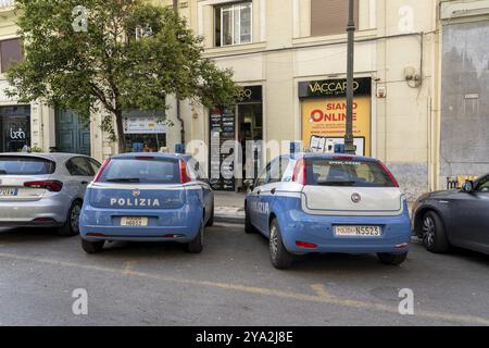 Palermo, Italien, 20. Juli 2023: Zwei kleine Polizeiautos parken im Zentrum Europas Stockfoto