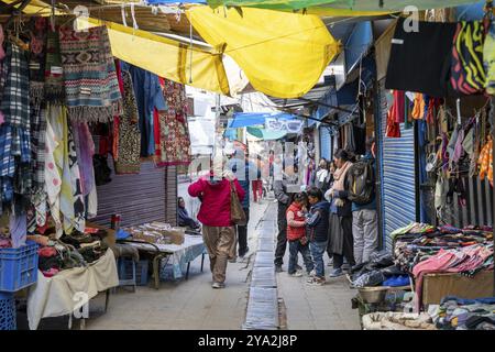 Leh, Indien, 02. April 2023: Menschen auf dem Moti-Markt im historischen Stadtzentrum Asiens Stockfoto