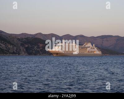 Kreuzfahrtschiff im Abendlicht, in der Nähe von Dubrovnik, Dalmatien, Kroatien, Europa Stockfoto