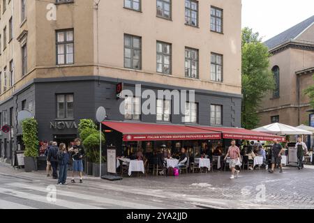 Kopenhagen, Dänemark, 31. Mai 2023: Menschen in einem Freiluftrestaurant in der Skindergade Street im historischen Stadtzentrum Europas Stockfoto