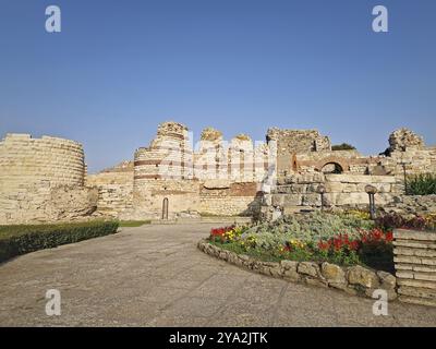 Antike Ruinen von Nessebar, verwitterte Ziegelsteine und Steinmauern, Überreste der byzantinischen Festung. Die thrakische Siedlung Mesembria ist heute die Altstadt von Stockfoto