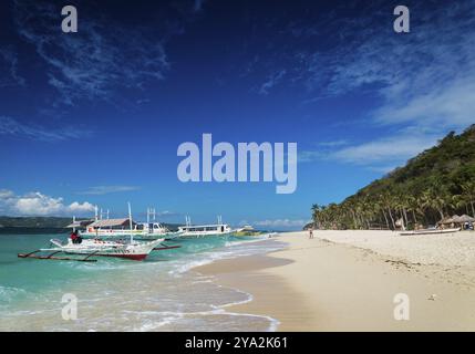 Traditionelle philippinische asiatische Fähre Taxi Tour Boote am Puka Strand im tropischen boracay philippinen Stockfoto