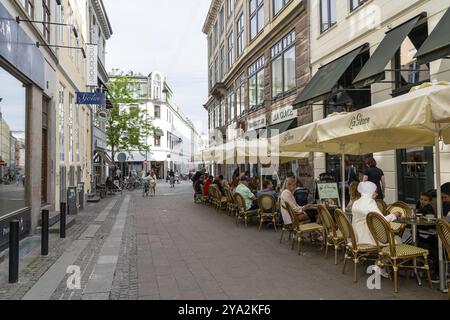 Kopenhagen, Dänemark, 31. Mai 2023: Menschen, die vor der Konditorei La Glace im historischen Stadtzentrum Europas sitzen Stockfoto