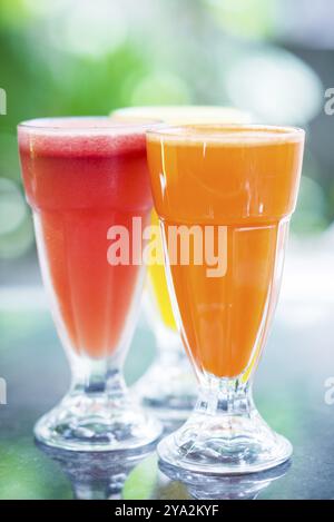 Gläser frischer Orangen-Karotten- und Wassermelonen-Fruchtsaft Stockfoto