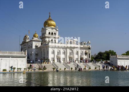 New Delhi, Indien, 11. April 2023: Außenansicht von Gurudwara Bangla Sahib, einem berühmten Sikh-Gotteshaus in Asien Stockfoto