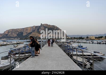 Mondello, Sizilien, 17. Juli 2023: Motorboote ankern an der kleinen lokalen Marina Stockfoto