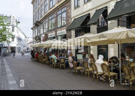 Kopenhagen, Dänemark, 31. Mai 2023: Menschen, die vor der Konditorei La Glace im historischen Stadtzentrum Europas sitzen Stockfoto