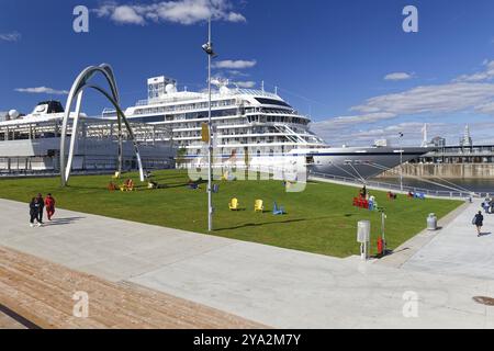 Promenade und Rasen mit bunten Stühlen neben einem Kreuzfahrtschiff, Old Port, Montreal, Provinz Quebec, Kanada, Nordamerika Stockfoto