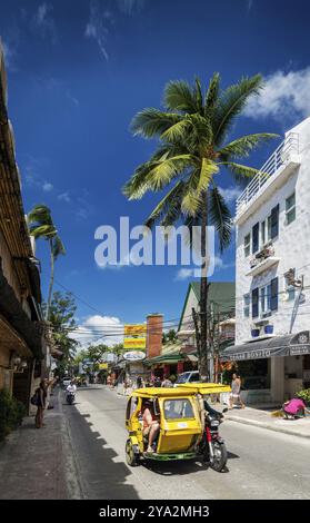 Straße und farbenfrohe lokale Tuk Tuk Moto Taxi auf der exotischen tropischen boracay Insel philippinen Stockfoto