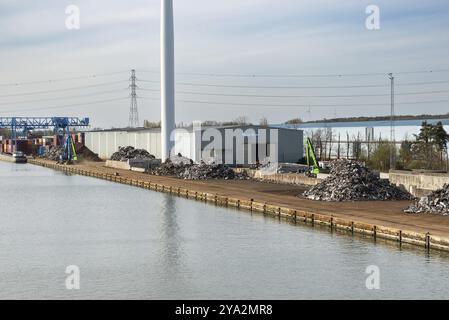 Genk, Limburg, Belgien, 04 12 2022, industrielle Tätigkeit und ein Windmühle-betriebenes elektronisches Werk am Ufer des Albert-Kanals, Europa Stockfoto