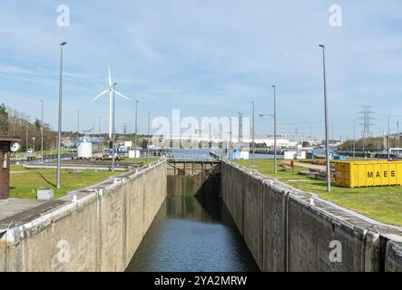 Genk, Limburg, Belgien, 04 12 2022, Schleuse für hauptsächlich Industriegüterschiffe in der Nähe des Hafens, Europa Stockfoto