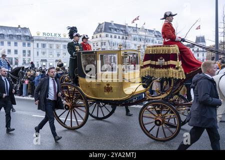 Kopenhagen, Dänemark, 4. Januar 2024: Königin Margrethe wird in ihrer 24-Karat-goldenen Kutsche von Christian aus vom Guardia Husar-Regiment begleitet Stockfoto