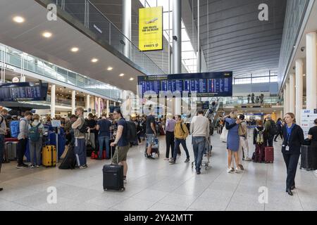 Kopenhagen, Dänemark, 16. Juli 2023: Gruppe von Personen in der Check-in-Halle am Kopenhagen International Airport Kastrup, Europa Stockfoto