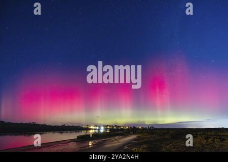 MELBOURNE, AUSTRALIEN, 12. AUGUST: Die erhöhte Sonnenaktivität führt dazu, dass die Aurora Australis in den südlichen Gebieten Australiens sichtbar ist. Dieses Bild ta Stockfoto