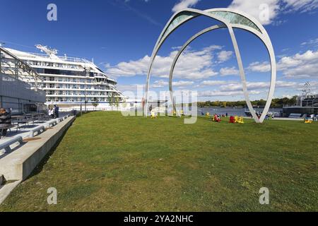 Rasen mit bunten Stühlen neben einem Kreuzfahrtschiff, Old Port, Montreal, Provinz Quebec, Kanada, Nordamerika Stockfoto