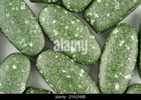 Nahaufnahme grüner Pillen auf weißem Hintergrund Stockfoto