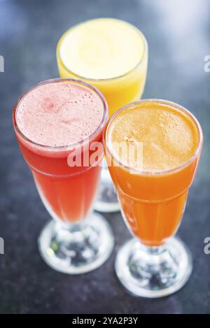 Gläser frischer Orangen-Karotten- und Wassermelonen-Fruchtsaft Stockfoto