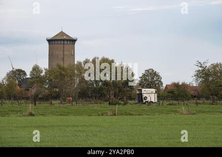 Laarne, Ostflämische Region, Belgien, 11 03 2022, historischer Turm und grüne Umgebung des Dorfes, Europa Stockfoto