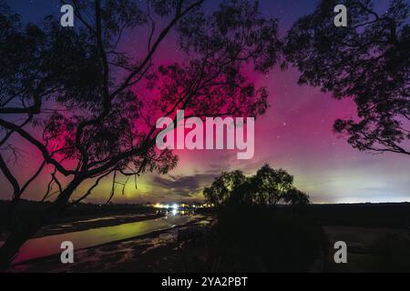 MELBOURNE, AUSTRALIEN, 12. AUGUST: Die erhöhte Sonnenaktivität führt dazu, dass die Aurora Australis in den südlichen Gebieten Australiens sichtbar ist. Dieses Bild ta Stockfoto