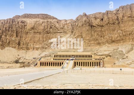 Tempel Der Hatchepsut. Die Gräber der Adligen, die sich an den Klippen des Westjordanlands befinden, waren einst die Gouverneure der Insel Elephantine. Ägypten Stockfoto