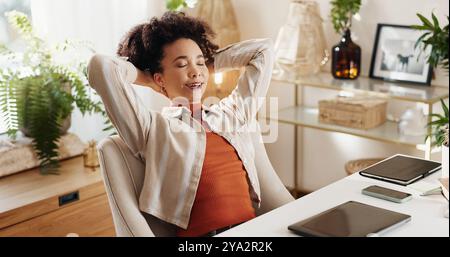 Pause, Entspannung und Frau im Home Office mit vollständigem Projekt-, Berichts- oder Arbeitstermin. Ruhige, beendete oder entlastete professionelle Journalistin Stockfoto