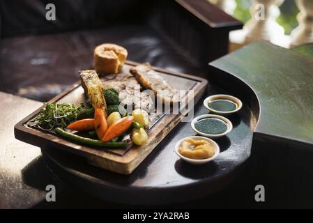 Traditionelles britisches englisches Roastbeef am sonntag mit klassischem Gemüse Stockfoto