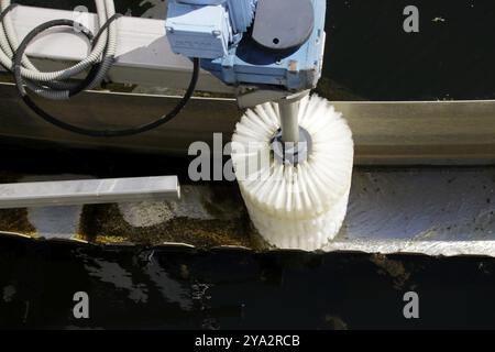 Bürste zur Reinigung des Auslasskanals im Sekundärklärer einer Abwasseraufbereitungsanlage Stockfoto