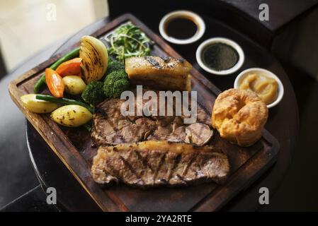 Traditionelles britisches englisches Roastbeef am sonntag mit klassischem Gemüse Stockfoto