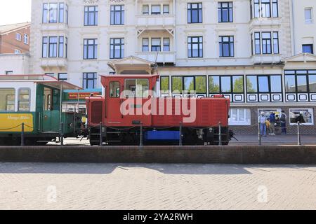 Kleine Eisenbahnlokomotive am Bahnhof auf der Insel Borkum Stockfoto