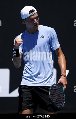 MELBOURNE, AUSTRALIEN, 12. JANUAR: Jakub Mensik aus der Tschechischen Republik schlägt in der Finalrunde des Qualifyings gegen Harold Mayot aus Frankreich vor dem Australien 2024 Stockfoto