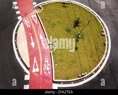 Radweg zum Radfahren und Radfahren in einer großen Stadt. Luftaufnahme Stockfoto