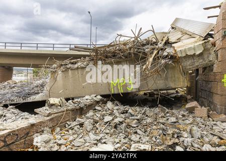 Nach dem Einsturz von Teilen der Carola-Brücke begannen die Abrissarbeiten auf der Altstadtseite. Die Brückenabschnitte auf der Altstadtseite wurden abgebaut Stockfoto