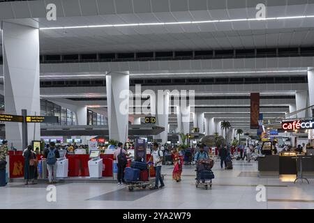 Delhi, Indien, 31. März 2023: Gruppe von Personen in der Check-in-Halle am Indira Gandhi International Airport, Asien Stockfoto