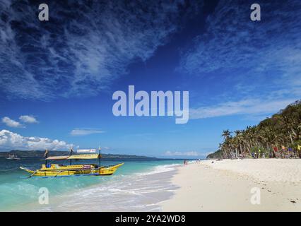 Traditionelle philippinische asiatische Fähre Taxi Tour Boote am Puka Strand im tropischen boracay philippinen Stockfoto