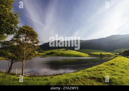 Blick auf die Landschaft bei Sonnenuntergang über Mount Dromedary in der Nähe von Central Tilba in New South Wales, Australien, Ozeanien Stockfoto