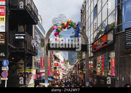 TOKIO, JAPAN, 11. MAI 2019, die unglaublich geschäftige Takeshita Street in Harajuku im Zentrum von Tokio, Japan, Asien Stockfoto