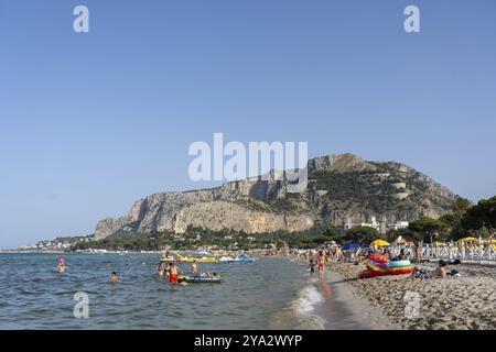 Mondello, Italien, 17. Juli 2023: Menschen am beliebten Mondello Beach, Europa Stockfoto