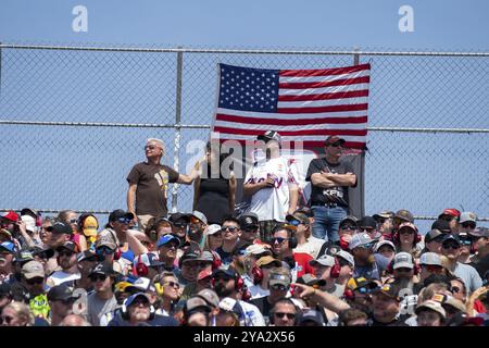 Fans beobachten, wie die Fahrer um die Position für die Wurth 400 in Dover, DE, USA, Nordamerika kämpfen Stockfoto