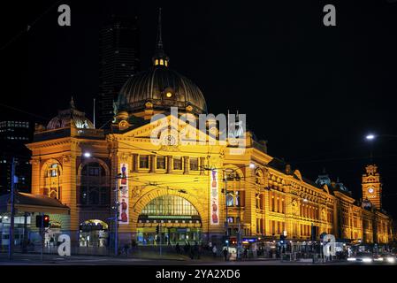 Bahnhof Flinders Street im Zentrum von melbourne, australien bei Nacht Stockfoto