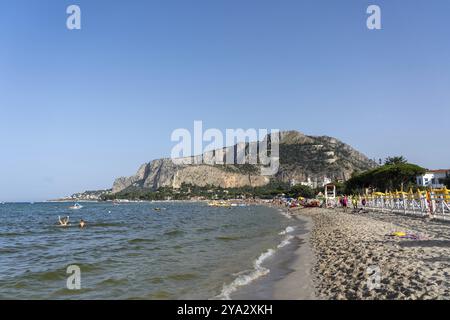 Mondello, Italien, 17. Juli 2023: Menschen am beliebten Mondello Beach, Europa Stockfoto