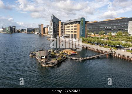 Kopenhagen, Dänemark, 20. August 2021: Blick aus der Vogelperspektive auf Green Island CPH, eine schwimmende Café-Bar im Hafen, Europa Stockfoto