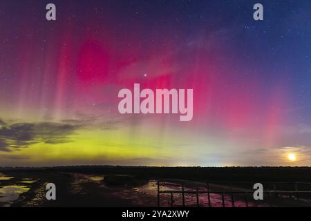 MELBOURNE, AUSTRALIEN, 12. AUGUST: Die erhöhte Sonnenaktivität führt dazu, dass die Aurora Australis in den südlichen Gebieten Australiens sichtbar ist. Dieses Bild ta Stockfoto