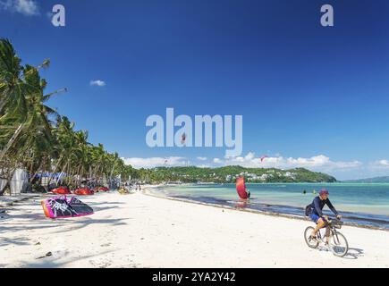 Radfahren und Kitesurfen am Strand auf boracay tropische Insel philippinen Stockfoto