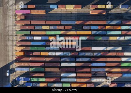 Kopenhagen, Dänemark, 6. Januar 2022: Luftaufnahme von oben nach unten von mehrfarbigen Containern im Hafen von Kopenhagen Malmö, Europa Stockfoto