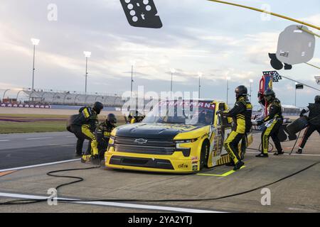 Grant Enfinger, Fahrer der NASCAR Craftsman Truck Series, und Crew machen einen Boxenstopp für den Rackley Roofing 200 im Libanon, TN, USA, Nordamerika Stockfoto