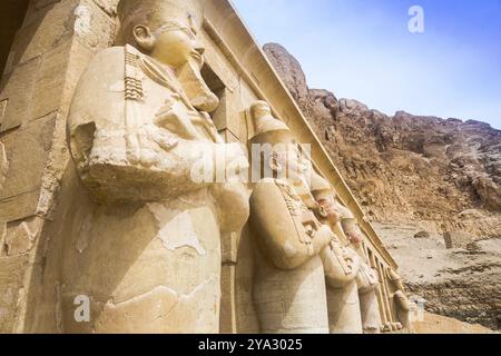 Tempel Der Hatchepsut. Die Gräber der Adligen, die sich an den Klippen des Westjordanlands befinden, waren einst die Gouverneure der Insel Elephantine. Ägypten Stockfoto