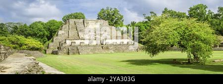 Belize, Zentralamerika, Altun Ha Tempel. Webbanner mit Panoramablick, Mittelamerika Stockfoto