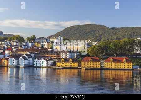 Bunte Häuser spiegeln sich im Wasser in Bergen, Norwegen, Halbinsel Nordnes am Morgen Licht bunte Häuser am Ufer in Bergen, mit Reflex Stockfoto