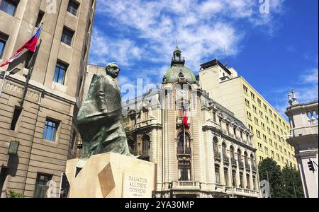 Statue von Salvador Allende, Santiago, auf dem Platz hinter dem Präsidentenpalast von La Moneda, mit einem Zitat aus seiner letzten Rede: 'Tengo fe en C Stockfoto